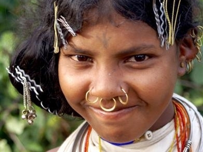 Portret van een meisje in Orissa met traditionele sieraden, neusringen en haarspelden.