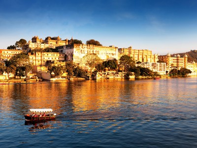 Uitzicht op het City Palace aan het Picholameer in Udaipur, Noord-India.