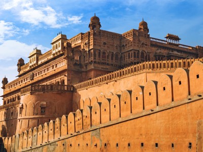 Amber Fort in Jaipur, Rajasthan, met imposante stadsmuren en paleis tegen een blauwe lucht.