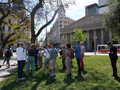 Groepsreis in Buenos Aires bij het Teatro Colón tijdens Route Argentinië, met reizigers op een stadsplein.