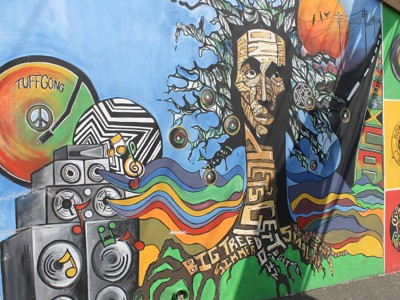 Street art-muurschildering met reggae en Bob Marley-thema bij het Bob Marley Museum in Kingston, Jamaica.