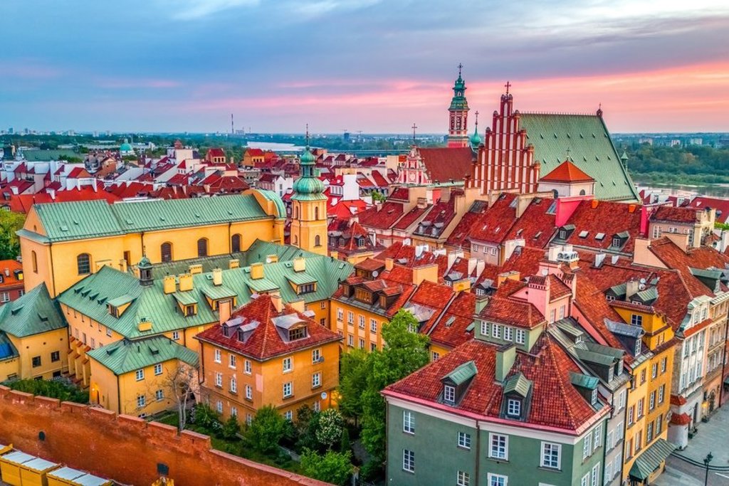 Uitzicht op de skyline van Praag met de torens van de Týnkerk tijdens de treinreis door Centraal-Europa.