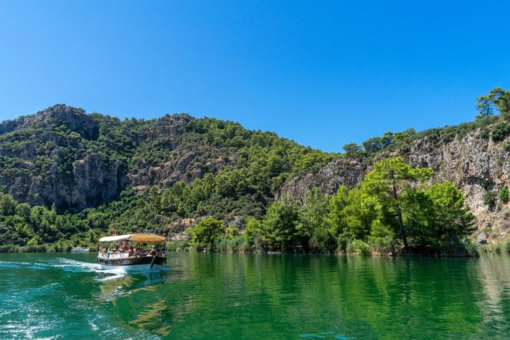 Uitzicht op de Turquoise Kust in Turkije met groene heuvels en dennenbomen tijdens een familiereis.