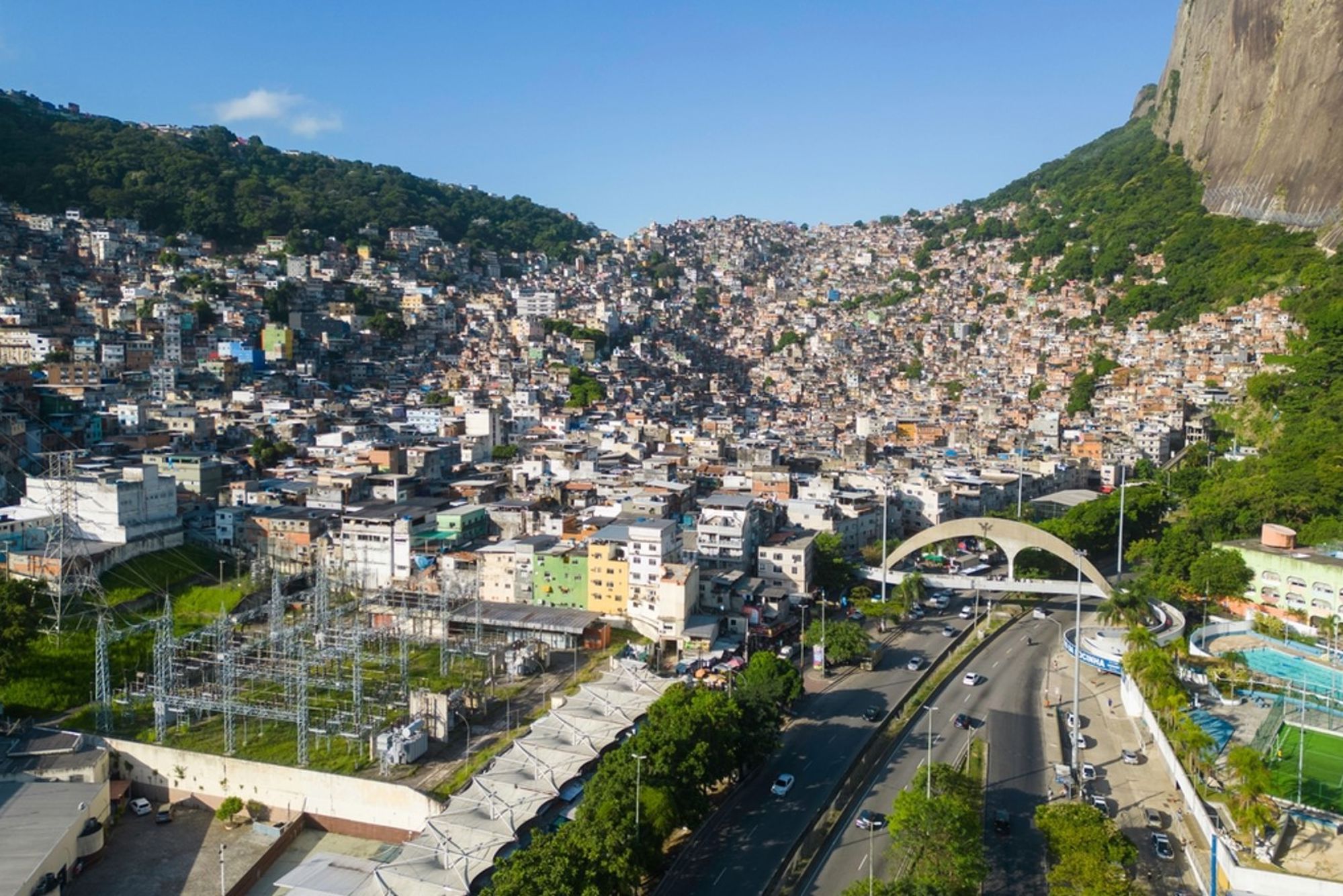 Uitzicht op de dichtbebouwde favela Rocinha in Rio de Janeiro, Brazilië, met berghellingen en snelweg.