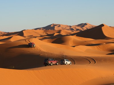 4x4-jeeps rijden door de zandduinen van de Sahara in Marokko tijdens de Route Marokko.