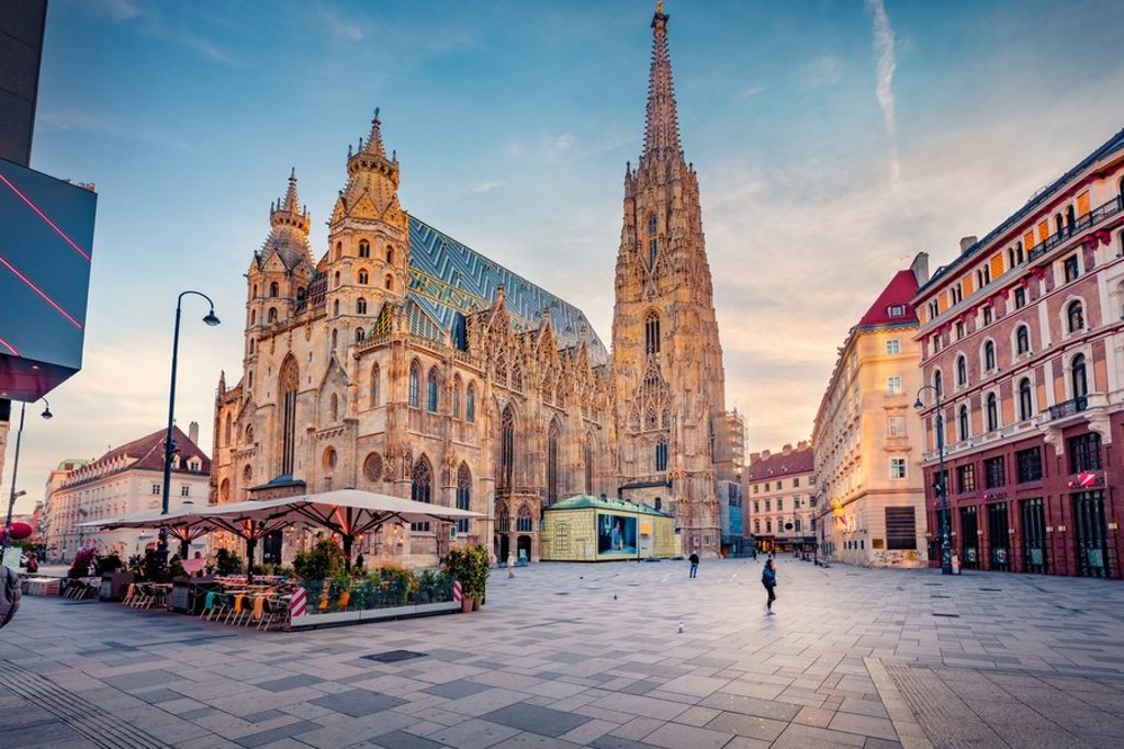 Fietsers langs de Donau met uitzicht op de Stephansdom in Wenen, tijdens een fietsvakantie langs de Donau.