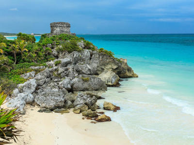 Maya-ruïnes van Tulum op een rots aan de Caribische kust, Route Mexico.