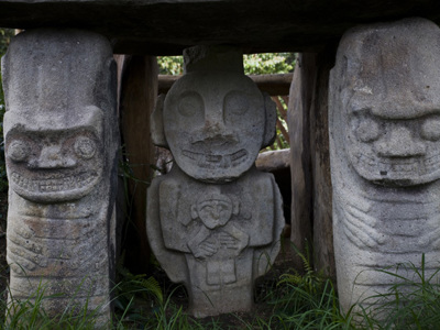 Precolumbiaanse stenen beelden in archeologisch park San Agustín, Colombia.