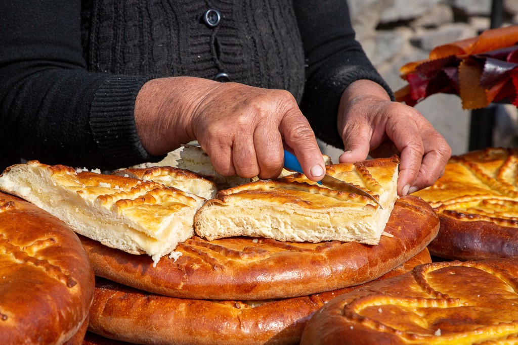 Armeense gata, traditioneel gevuld brood, wordt in stukken gesneden tijdens groepsrondreis Armenië en Georgië.