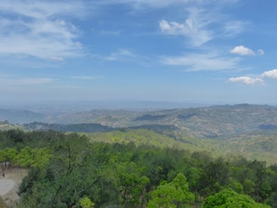 Panoramisch uitzicht over groene heuvels en bossen op Timor tijdens de 22-daagse route Timor, Sumba & Bali.