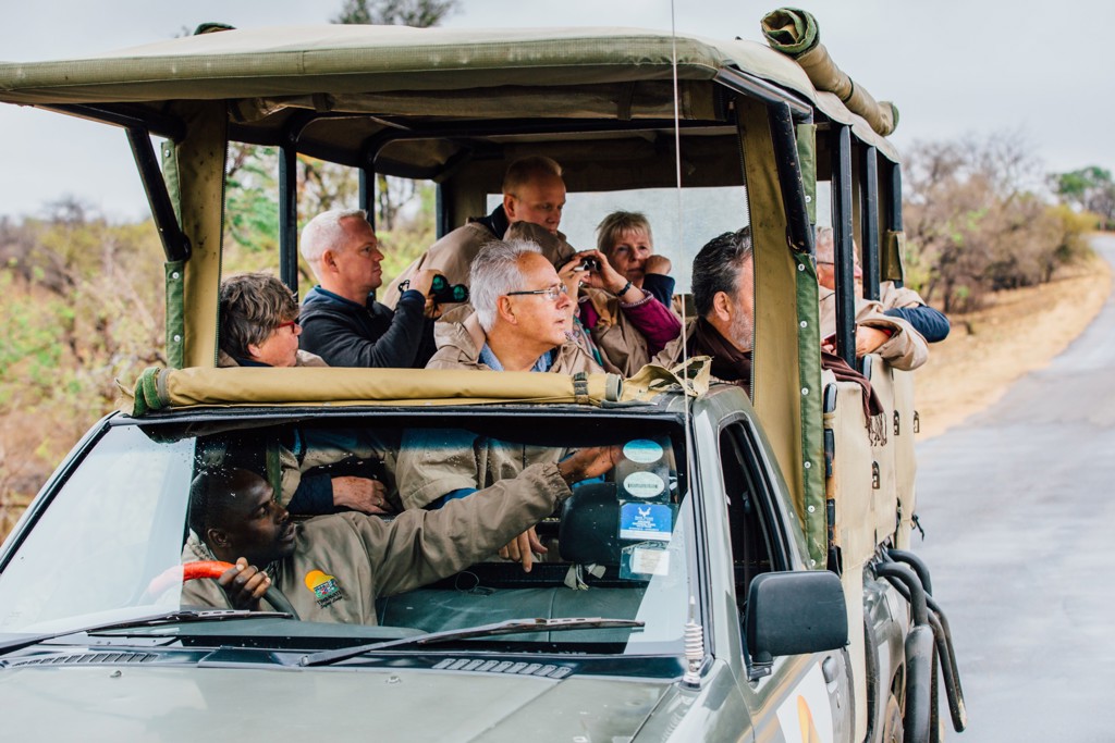 Reizigers in safaritruck spotten wild tijdens groepsrondreis Noordelijk Zuid-Afrika en eSwatini.