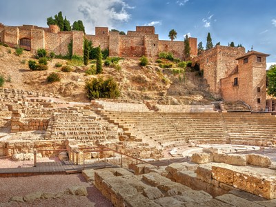 Romeins theater met stenen tribunes en vestingmuren in Málaga tijdens familiereis Spanje en Portugal.