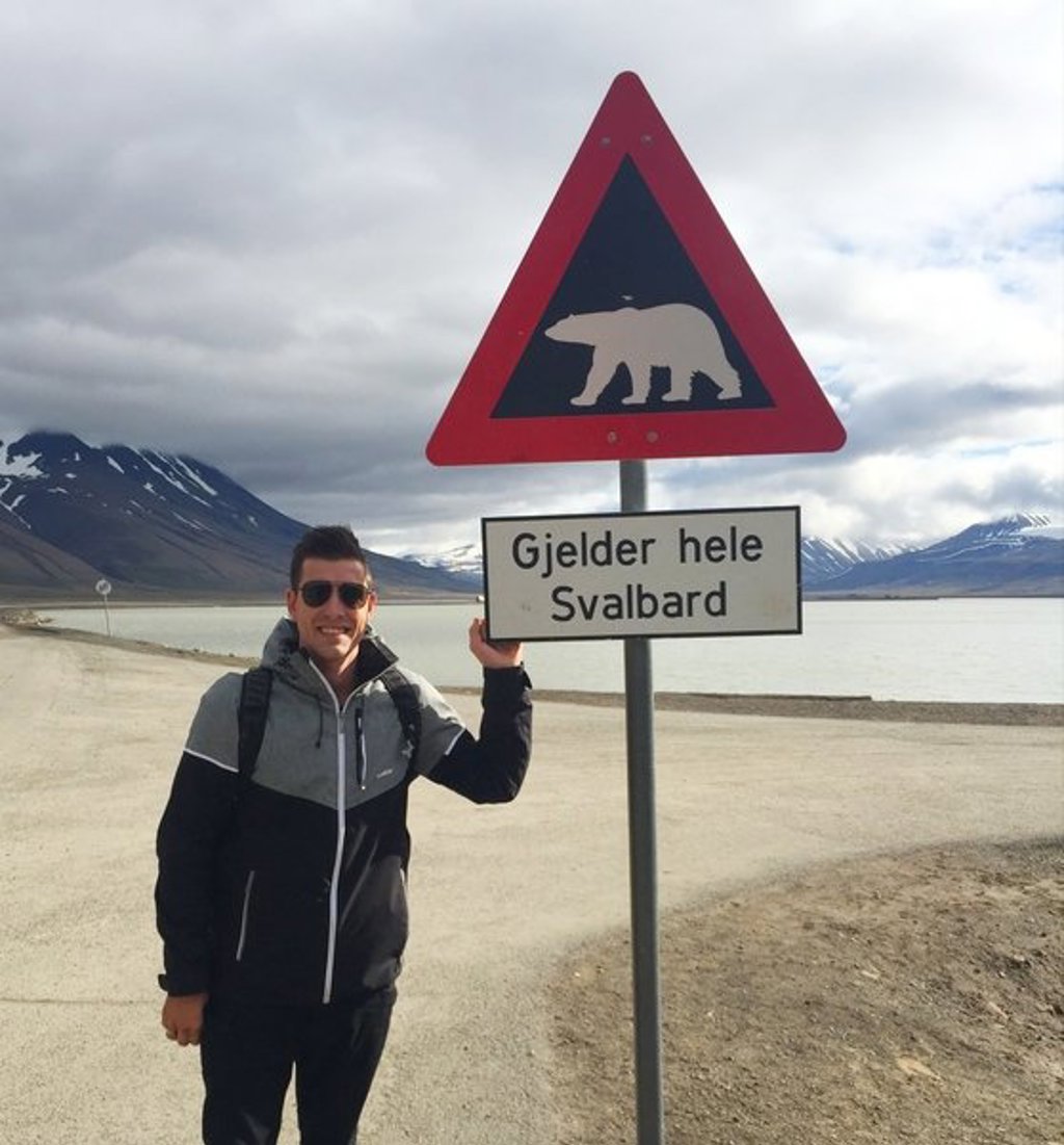Waarschuwingsbord met ijsbeer en jongen bij “Glacier hole” tijdens groepsrondreis met zeilschip Antigua bij Spitsbergen.