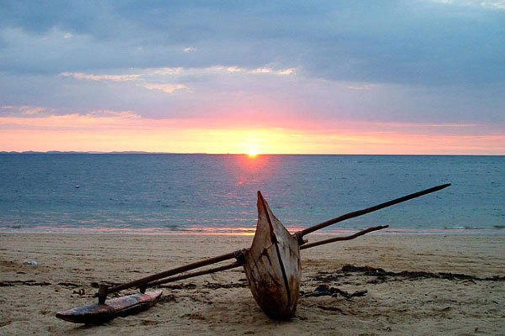 Traditionele visserskano op het strand bij zonsondergang in Madagascar.