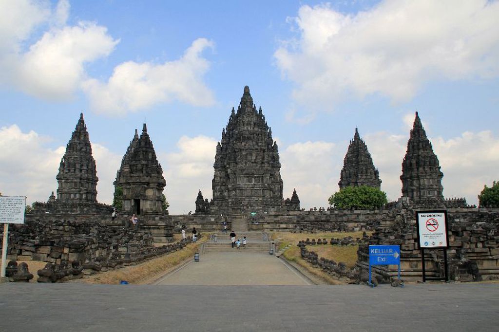 Prambanan-tempelcomplex op Java, Indonesië, met hoge stenen torens onder een blauwe lucht.