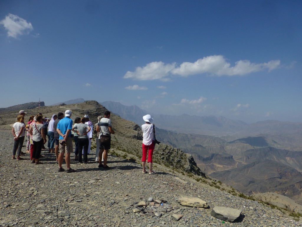 Reisgroep geniet van het uitzicht over het ruige Hajar-gebergte in Oman tijdens groepsrondreis Oman en Dubai.