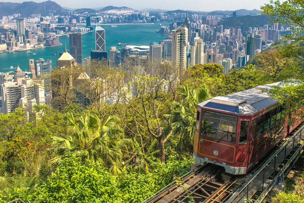 Peak Tram in Hongkong met uitzicht op Victoria Harbour en de skyline tijdens groepsrondreis China Hoogtepunten.