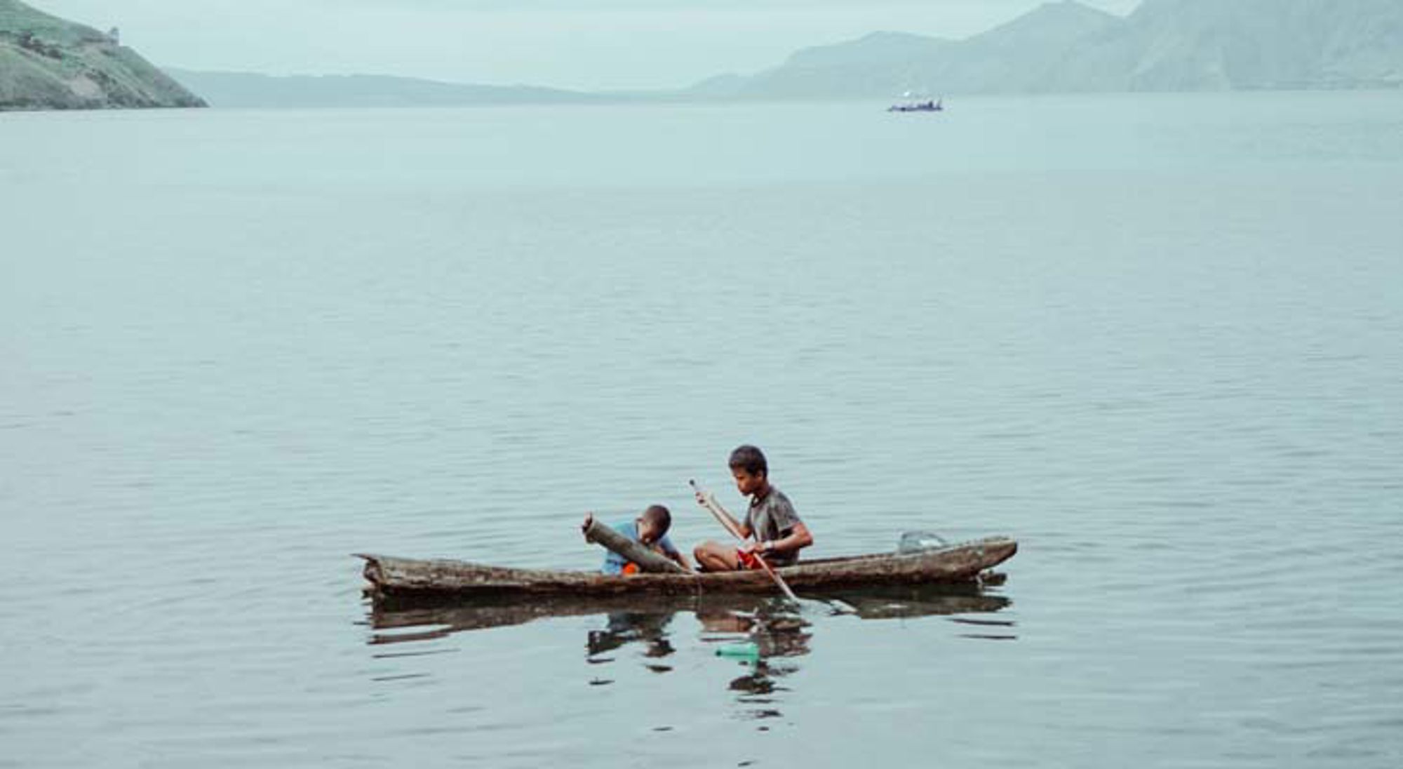 Tobameer Indonesië Groen gestreept patroon als achtergrondafbeelding.