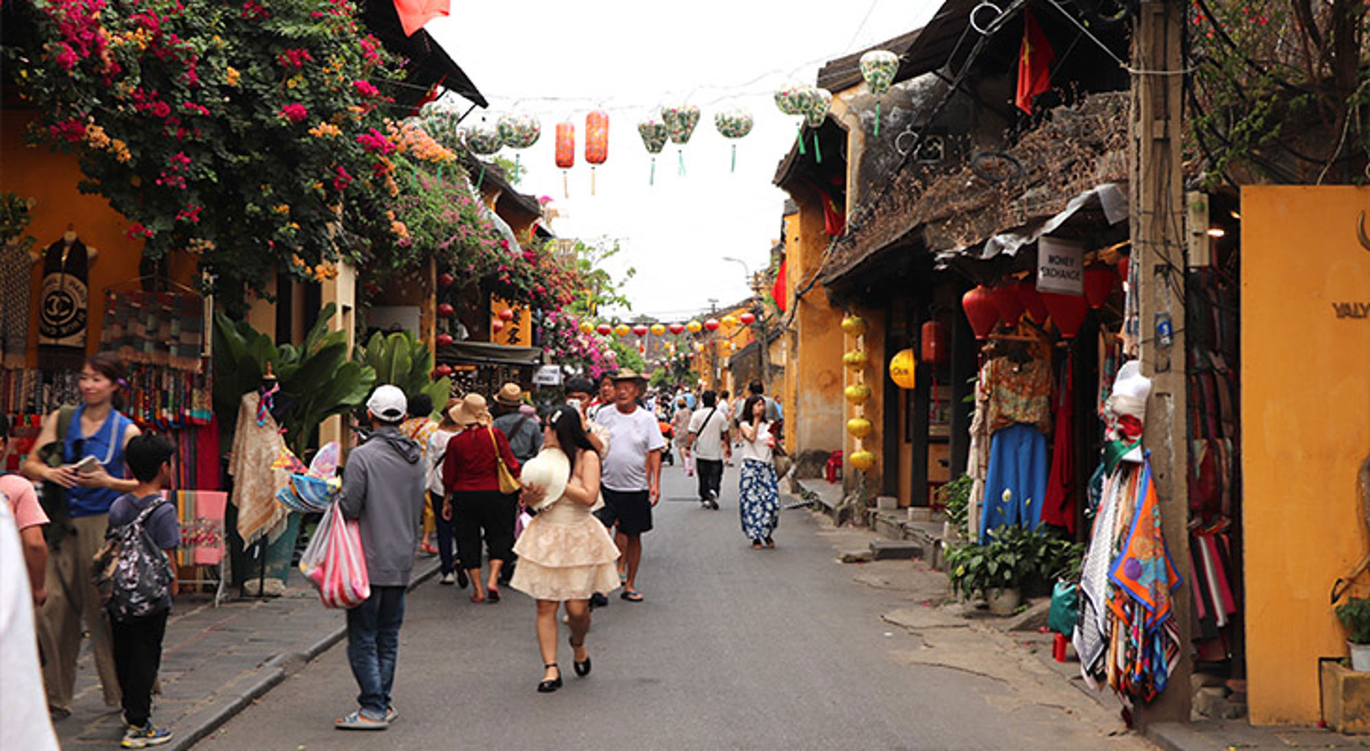 Hoi An Drukke straat met winkels en kleurrijke lampionnen in het oude centrum van Hoi An, Vietnam.