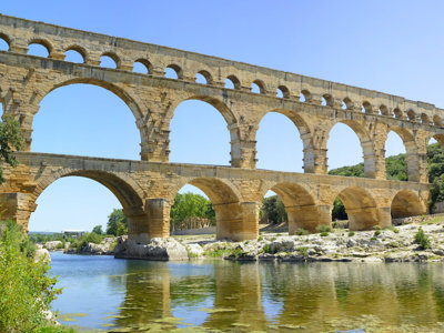 Pont du Gard aquaduct bij Nîmes in de Provence, met bogen boven de rivier de Gardon.