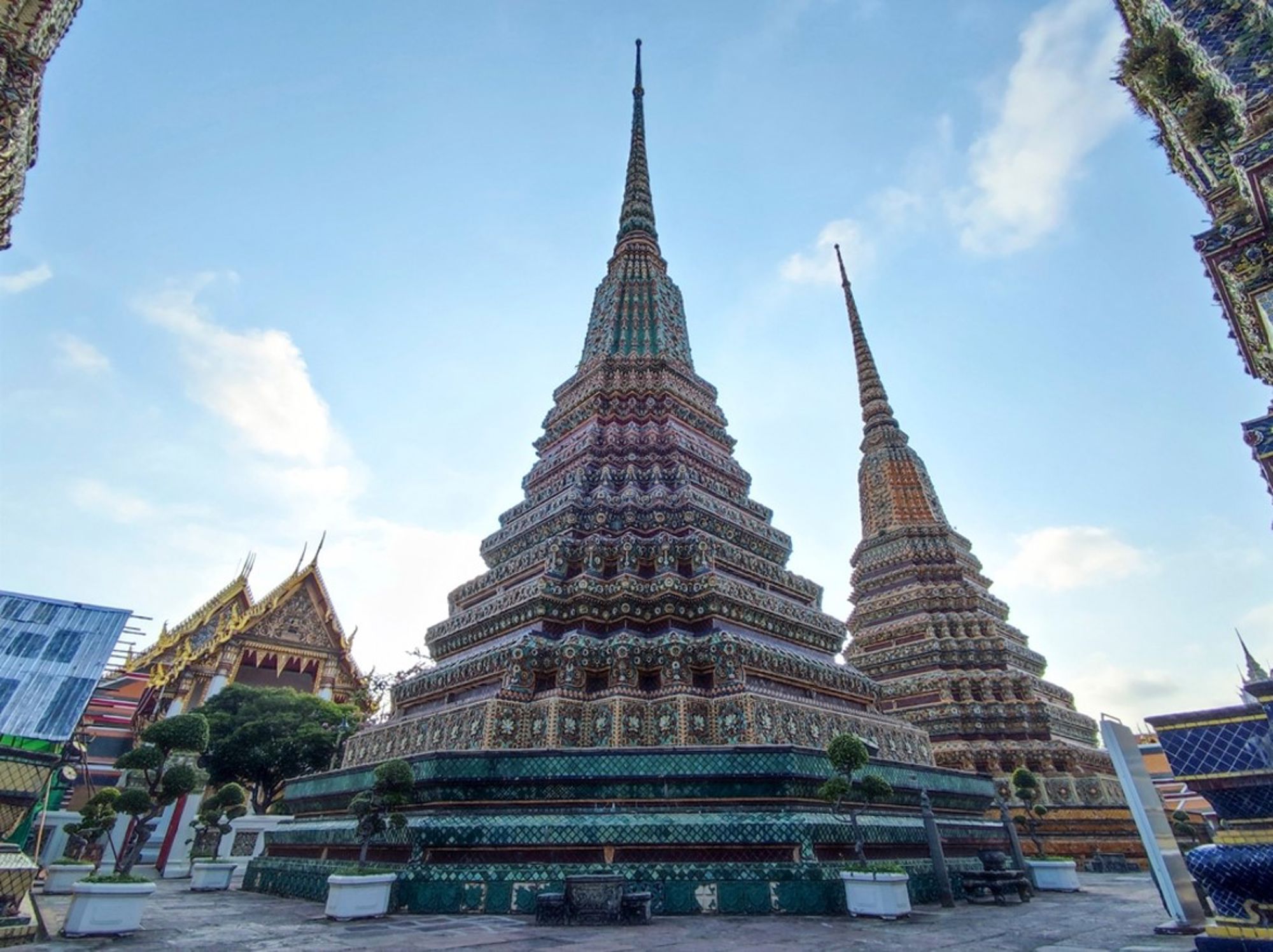 Twee versierde chedi’s bij Wat Pho-tempelcomplex in Bangkok, Thailand.