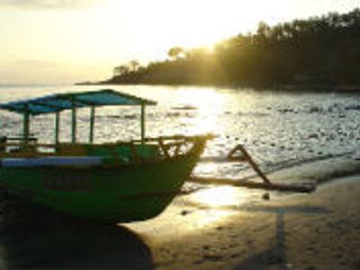 Boot op het strand bij zonsondergang op Bali of Lombok.