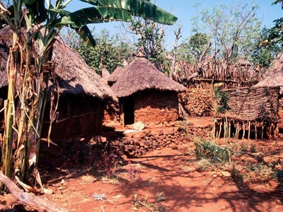 Traditionele ronde lemen hutten met rieten daken in een dorp in Ethiopië.
