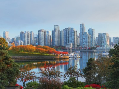 Skyline van Vancouver aan het water met herfstkleuren en jachthaven, Route Canada.