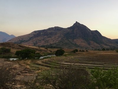 Groene heuvels en een scherpe bergtop in het landschap van Madagascar.