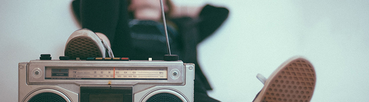 Persoon ligt ontspannen met een vintage radio, sfeer van een muzikale reis door Europa.