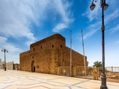Historisch lemen fort in Saoedi-Arabië aan een plein onder een blauwe lucht.