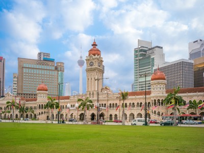 Sultan Abdul Samad-gebouw met de KL Tower op de achtergrond in Kuala Lumpur, Maleisië.