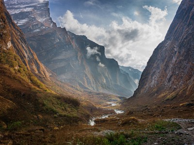 Uitzicht op een diepe bergvallei met rivier tijdens de Annapurna-trektocht in Nepal.