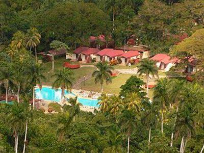Resort met zwembad en bungalows tussen palmbomen in Cuba tijdens de reisroute Cuba 23 dagen.
