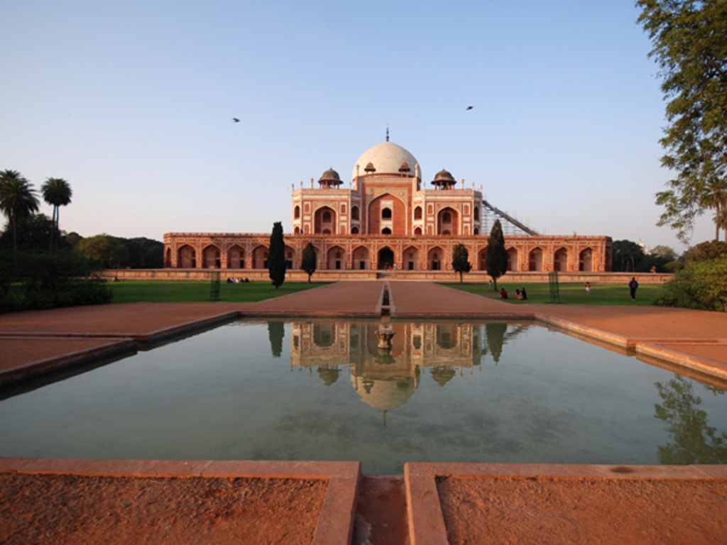 Humayun’s Tomb in Delhi met weerspiegeling in de vijver, hoogtepunten van een groepsrondreis Noord-India en Nepal.