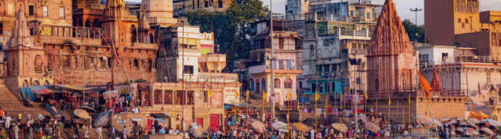Ghats en tempels aan de Ganges in Varanasi tijdens zonsondergang, Noord-India rondreis compleet.