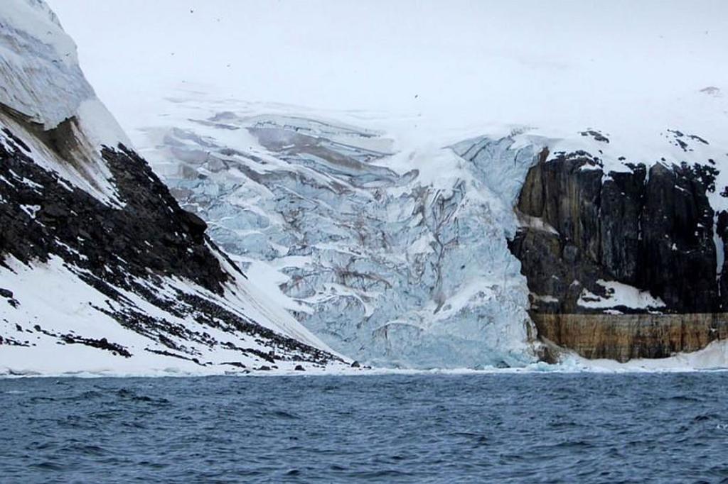 Zeilschip Antigua voor de kust van Spitsbergen tijdens een groepsrondreis.