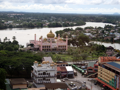 Uitzicht over Bandar Seri Begawan met de gouden koepel van de Omar Ali Saifuddien-moskee aan de rivier.
