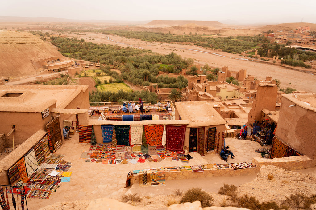Tapijtenmarkt bij Aït Ben Haddou met uitzicht over de oasevallei, tijdens Familiereis Marokko Hoogtepunten.