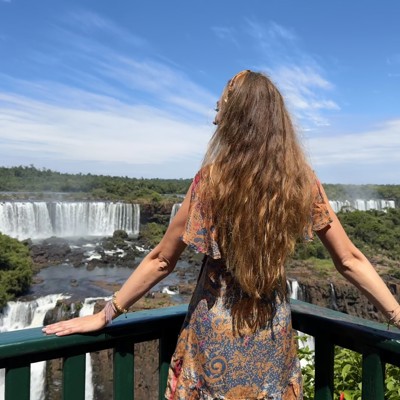Reiziger bij uitzichtpunt met panoramisch zicht op de Iguazú-watervallen tijdens een 22-35ers reis Brazilië.