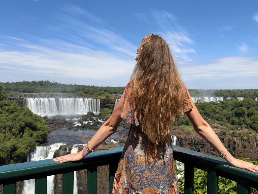 Reiziger bij uitzichtpunt met panoramisch zicht op de Iguazú-watervallen tijdens een 22-35ers reis Brazilië.