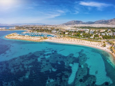 de kust bij Athene met jachthaven, strand en helderblauw water tijdens een Griekenland familiereis.