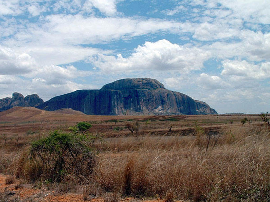 Rotsmassief in het savannelandschap van Madagascar tijdens een familiereis.