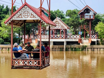 Kabelpont met reizigers op de rivier bij Sangkhlaburi, Route Thailand.