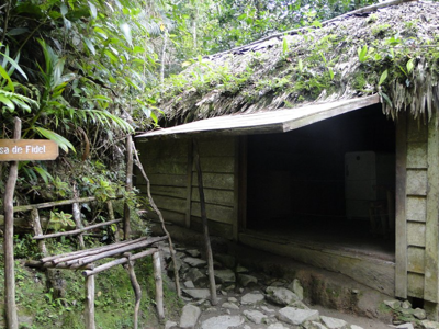 Casa de Fidel in de Sierra Maestra: eenvoudige hut met groen begroeid dak in het regenwoud van Cuba.