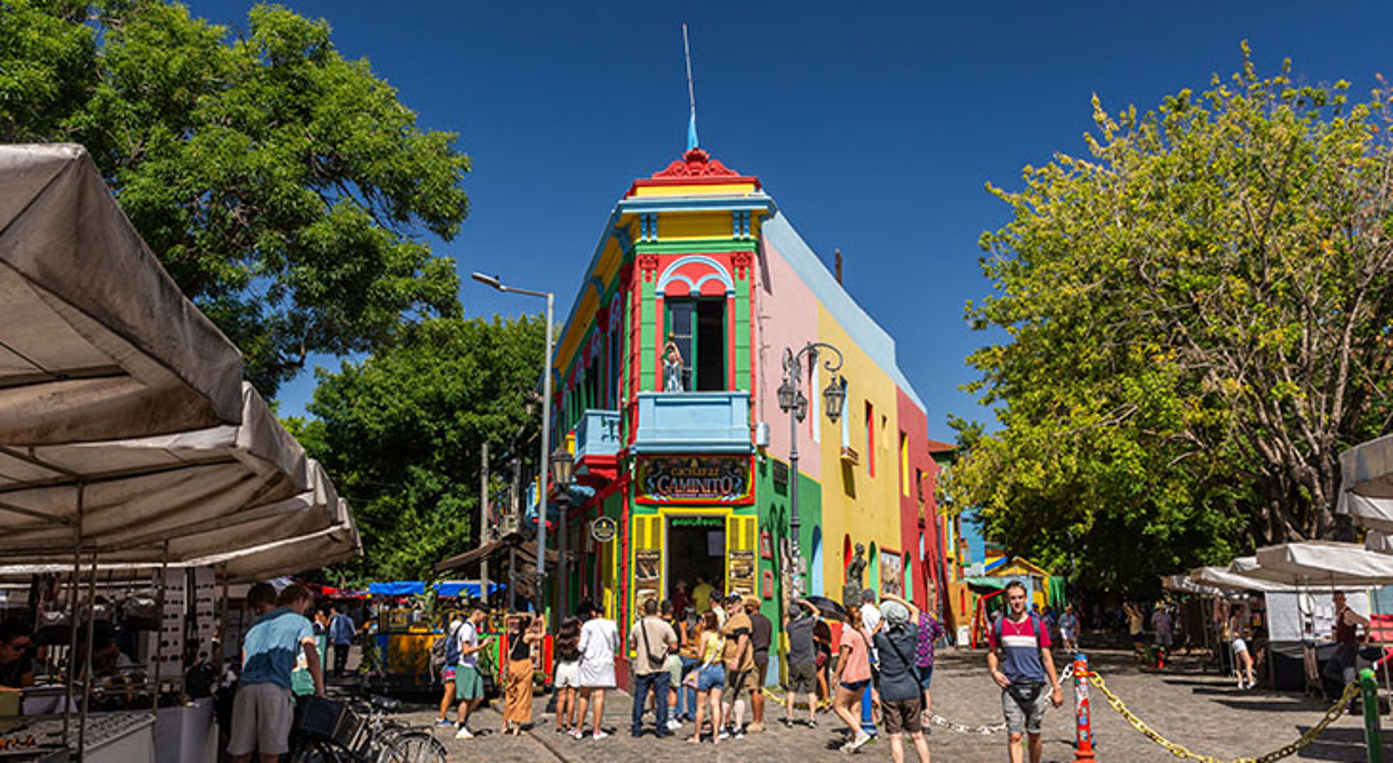 El Cominito La Boca Buenos Aires Kleurrijke huizen en straatmarkt in de wijk La Boca in Buenos Aires, Argentinië.
