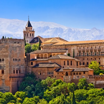 Alhambra in Granada met paleiscomplex en Sierra Nevada op de achtergrond.