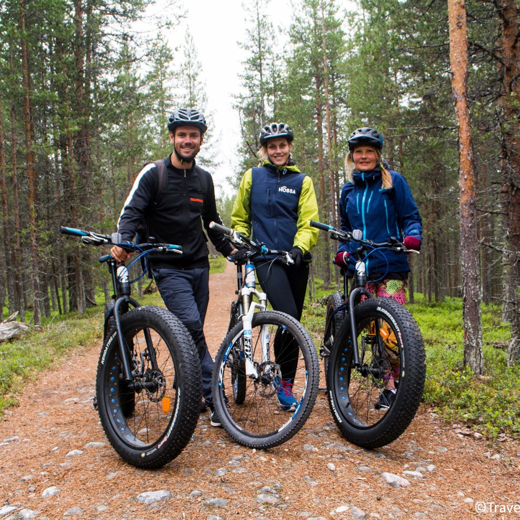 Fietstocht door de bossen van Lapland tijdens groepsrondreis Finland in de zomer.