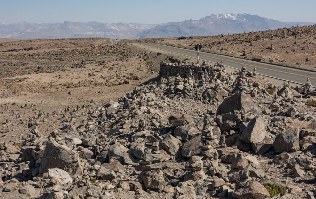 Stenen cairns langs een verlaten weg door het Andeshoogland in Peru.