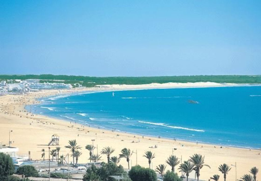 Mooi overzicht van het strand bij Agadir in Marokko